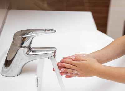 the child washes his hands with foam