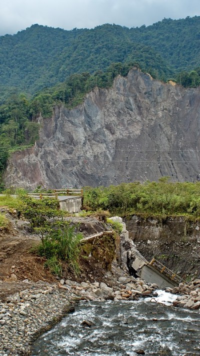 一条塌陷的道路在河峡谷的一侧