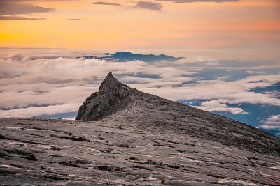 马来西亚基纳巴卢山山顶的自然景观