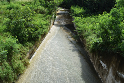 水从大坝流入小溪