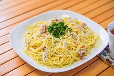 银鱼和李子意大利面