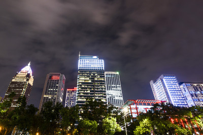 信义区夜间街景、市景。