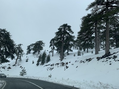 冬天的路在山上