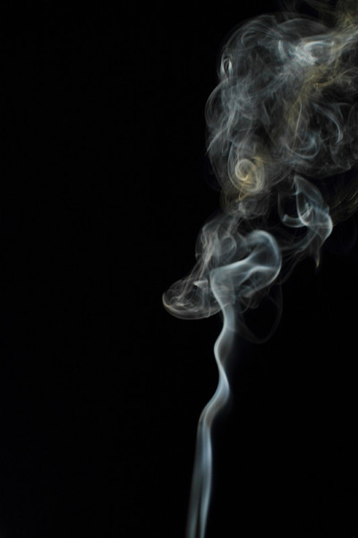 黑色背景上的白色烟雾纹理