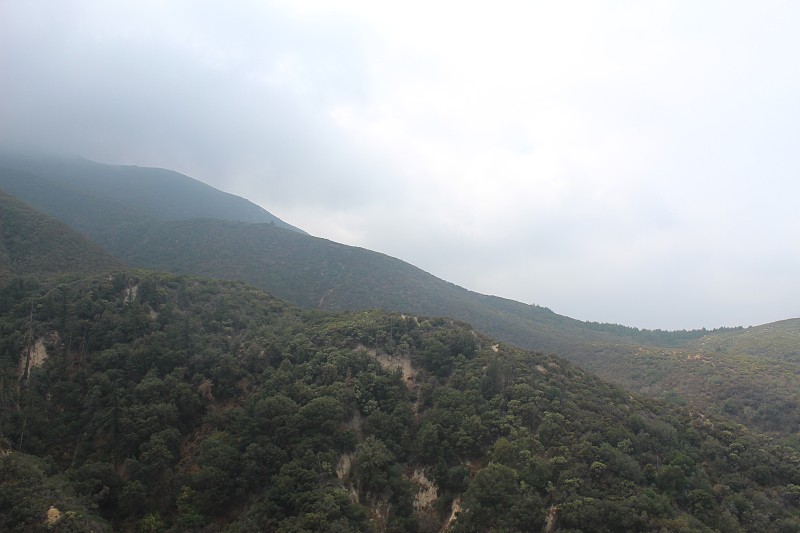 雾蒙蒙的山坡，大熊湖