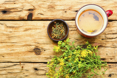 草药茶与金丝桃