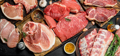 生肉。不同种类的猪肉和牛肉。