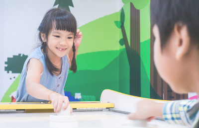 孩子们在操场上玩空中曲棍球