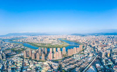 台北城市鸟瞰图-亚洲商业概念图像，白天和蓝天下的全景现代城市景观建筑鸟瞰图，拍摄于台湾台北。