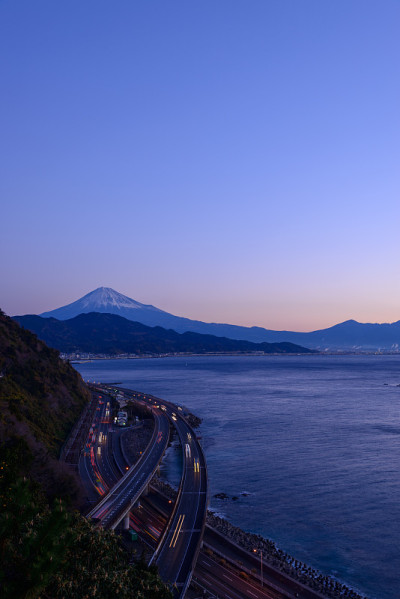 日本静冈县黎明时分的萨塔关隘景观