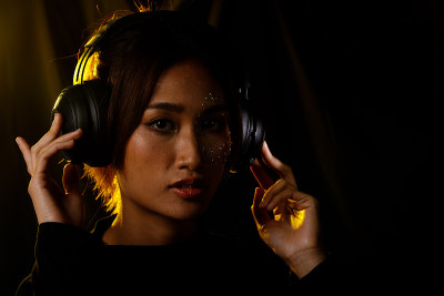 女人戴上耳罩耳机大声唱歌
