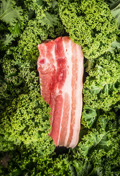生猪肉胸肉和羽衣甘蓝，俯视图