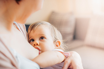 母乳喂养的母亲看着对方