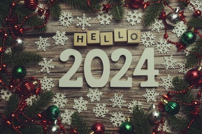 你好2024字母与圣诞装饰木制背景