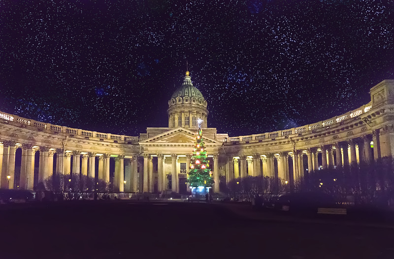 冬季新年，圣彼得堡喀山大教堂前广场上的花环新年冷杉树夜景。俄罗斯