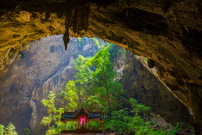 帕拉雅那空洞是最受欢迎的景点是一个四山墙的亭子，建于拉玛国王统治时期，它的美丽和独特的身份的亭子，在
