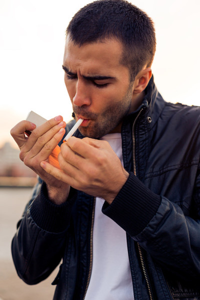 野蛮的男人在他的咖啡馆赛车定制摩托车。