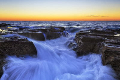 海沟狭窄，海沟宽