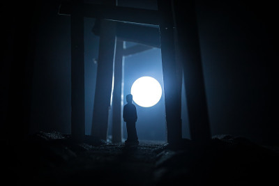 创意艺术品装饰。抽象日本风格的夜间木制隧道。有选择性的重点