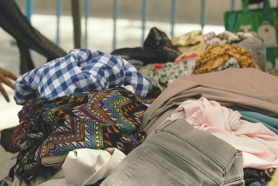 一堆衣服，顾客可以在里面翻找。