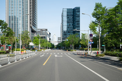 浙江省宁波市高速公路和城市现代建筑