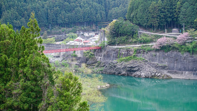 秋叶大坝正下方的天龙河上的Tatsuyama桥(静冈县滨松市)
