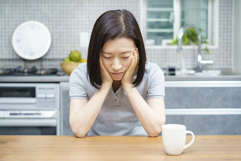 满脸倦容的中年妇女