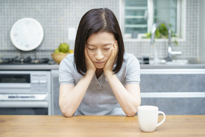 满脸倦容的中年妇女