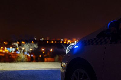 警车在执行紧急任务保卫城市