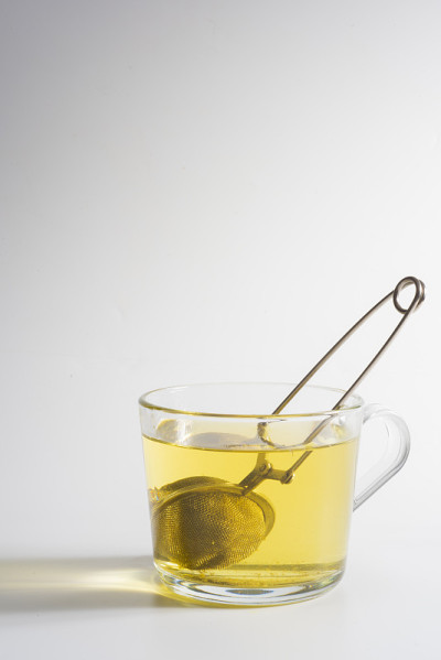 一杯用透明玻璃杯盛着的甘菊茶