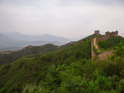北京——中国未更新的古北口长城全景。这堵墙在山顶上延伸