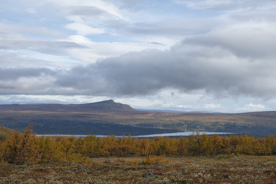 瑞典拉普兰Kungsleden步道Jäkkvik南部的秋季山地景观