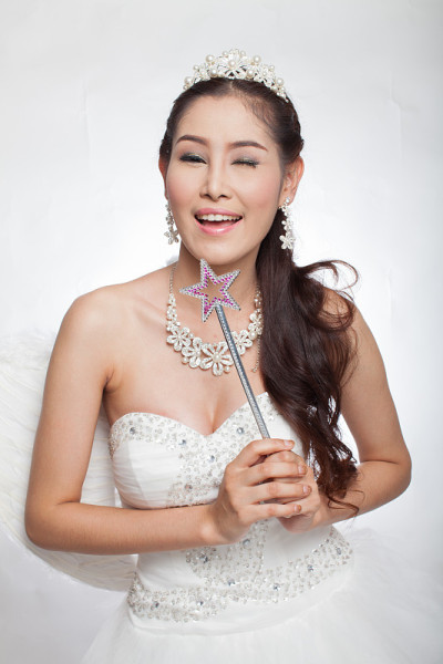 美丽女子婚纱仙权杖翼工作室灯
