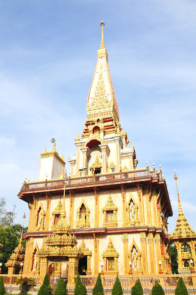 佛塔在Wat Chalong或Chaitharam寺庙，普吉岛，泰国。