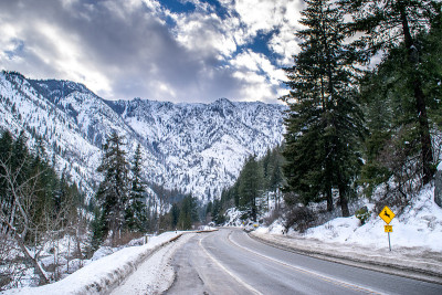 雪山中的乡村公路-太平洋西北部