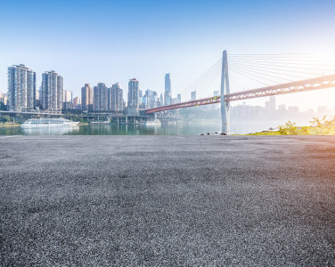 从空荡荡的楼层俯瞰重庆的城市景观和天际线