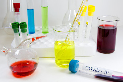 冠状病毒和Covid-19阳性血液试管在白色背景下，工作室拍摄。血液测试样品。诊断和实验室。化学元素