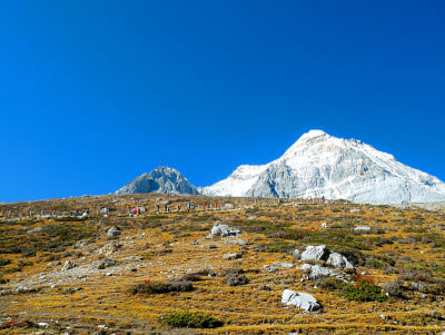 白雪覆盖的山峰和旅行者徒步旅行的景色