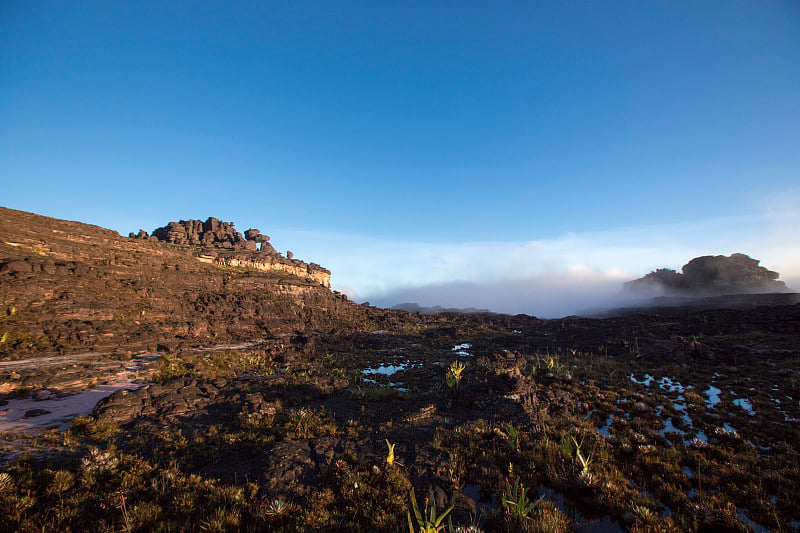 罗赖马山的顶峰，一个火山黑色的驼鹿景观