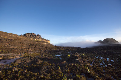 罗赖马山的顶峰，一个火山黑色的驼鹿景观