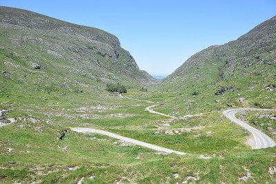绿色山谷和蜿蜒的乡村公路，爱尔兰