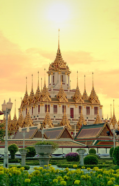 Loha Prasat，泰国曼谷Ratchanadda寺的金属城堡，覆盖着金叶。