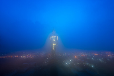 大清早看城市景观佛像。
