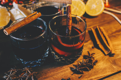 玻璃杯里的热葡萄酒