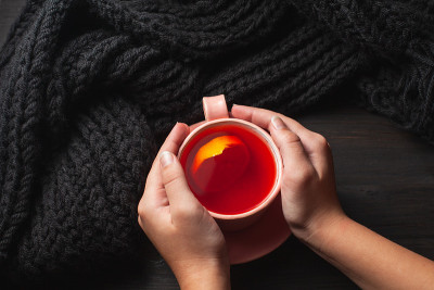 手拿茶杯