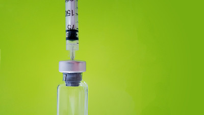 从小瓶中抽出液体的注射器