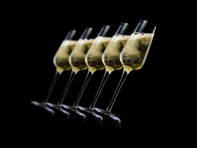 一套豪华香槟酒杯孤立在一个黑色的背景