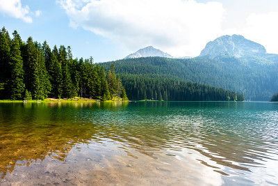 黑山的冰川黑湖和山脉景观