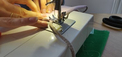Self-sewing防护面具。桌上放自制的防护口罩和几块布