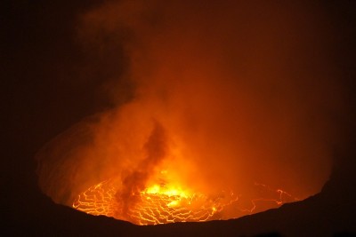 尼拉贡戈火山活跃的熔岩湖，刚果民主共和国